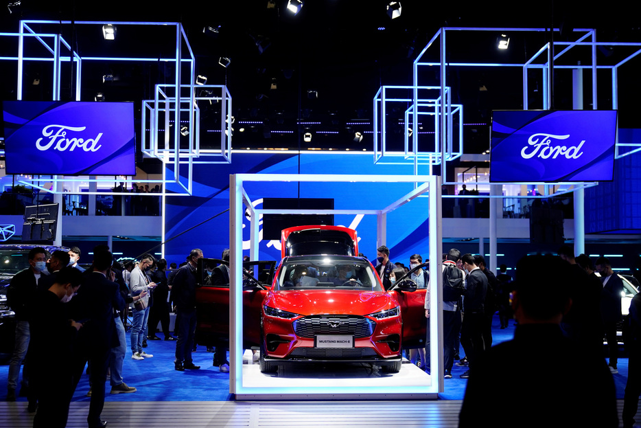 米自動車大手フォード・モーターは、約２年半以内に採算が取れる価格３万ドルの電気自動車（ＥＶ）を投入する予定だ。米ＣＮＢＣが２８日報じた。写真はフォードのＥＶ。上海で２１年撮影。（2024年 ロイター/Aly Song/File Photo）