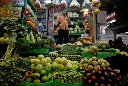 インド北部を襲う猛烈な熱波は、市場で果物や野菜を販売する人々に二重の打撃を与えている。商品が傷みやすくなるだけでなく、買い物客も外出を控え、オンラインで注文しているからだ。写真は２０２２年３月、コルカタの市場で撮影（２０２４年　ロイター／Rupak De Chowdhuri）