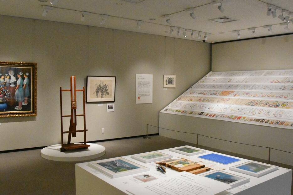 「多磨全生園絵画の100年」の展示会場。100点を超える入所者たちの絵画作品などが並んでいます＝2024年3月、東京都東村山市の国立ハンセン病資料館、山本悠理撮影