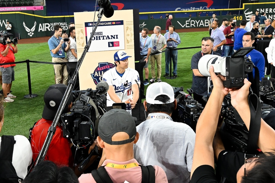 大谷の会見時には大勢のカメラマンと記者が彼の下に集結。人だかりが出来上がった。(C)Getty Images