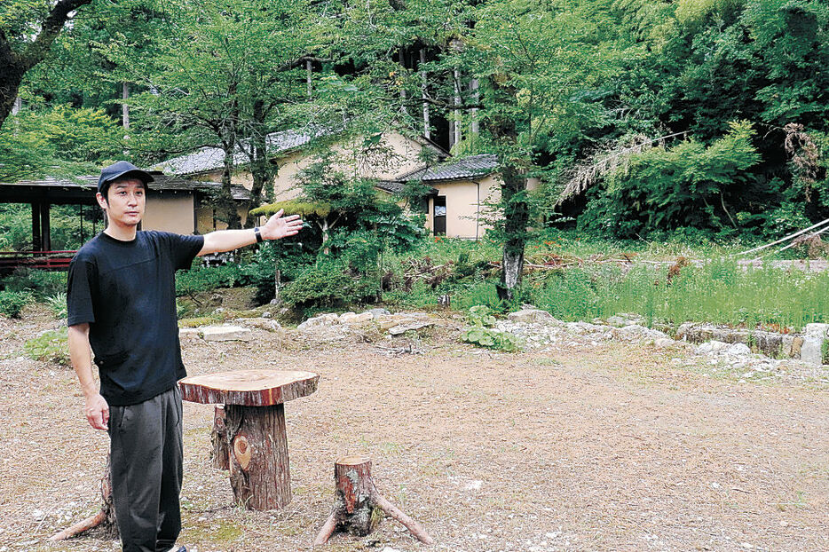 グランピング施設となる場所を案内する田島さん＝小松市中海町の赤穂谷温泉