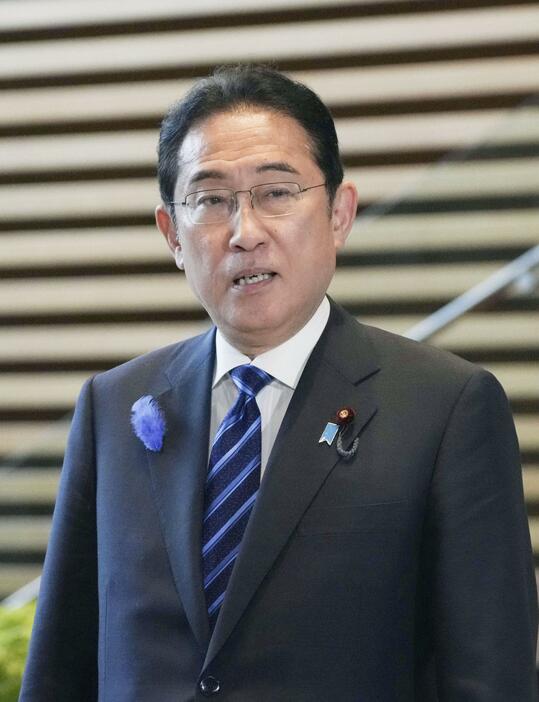 堀井学衆院議員が公選法違反容疑で家宅捜索を受けたことに関し、記者の質問に答える岸田首相＝18日午後、首相官邸