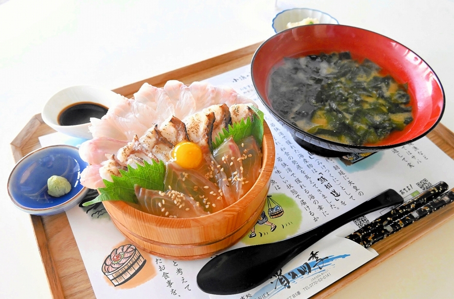 若狭まはたをふんだんに使用した「まはた丼」＝7月25日、福井県小浜市川崎3丁目の「濱の四季」