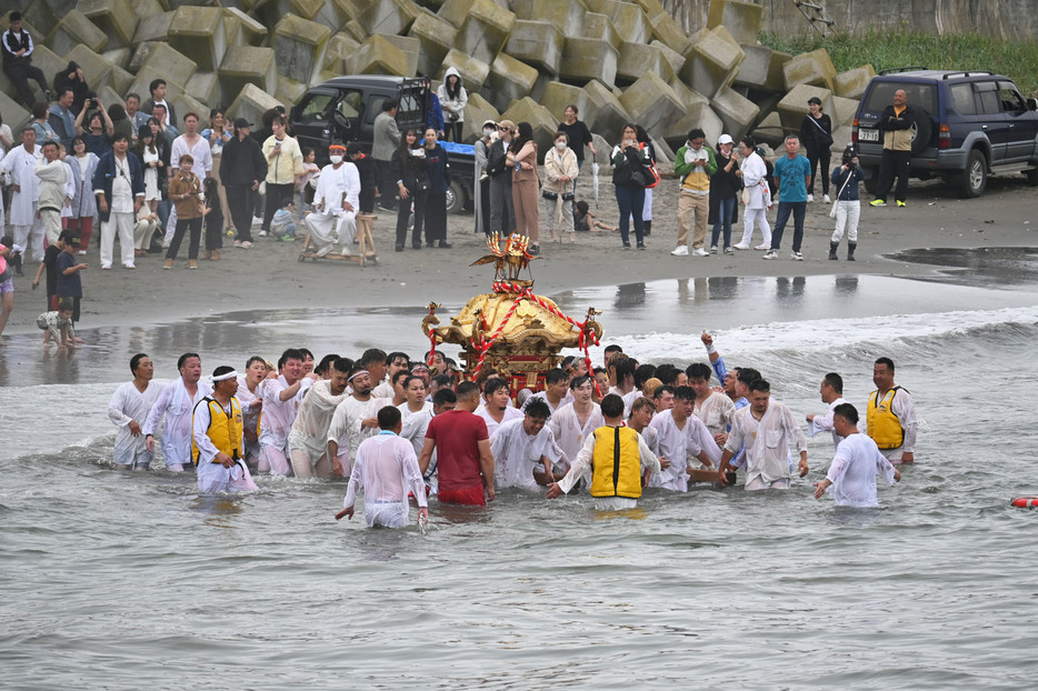 威勢よく海へ飛び込んだ海中みこし