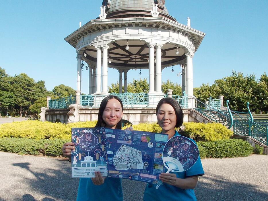 「奏楽堂」前で「鶴舞公園 夏まつり」を紹介する松田あやかさん（左）