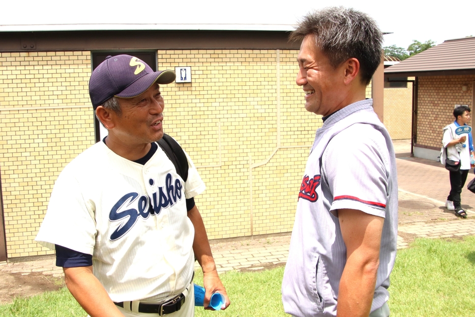 試合後に談笑する京都成章の松井常夫監督（左）と京都国際の小牧憲継監督