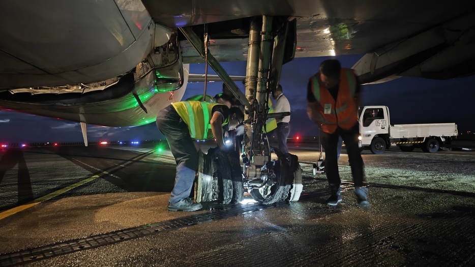 タイヤがバーストした貨物機の様子＝2024年7月19日、マカオ国際空港（写真：CAM）