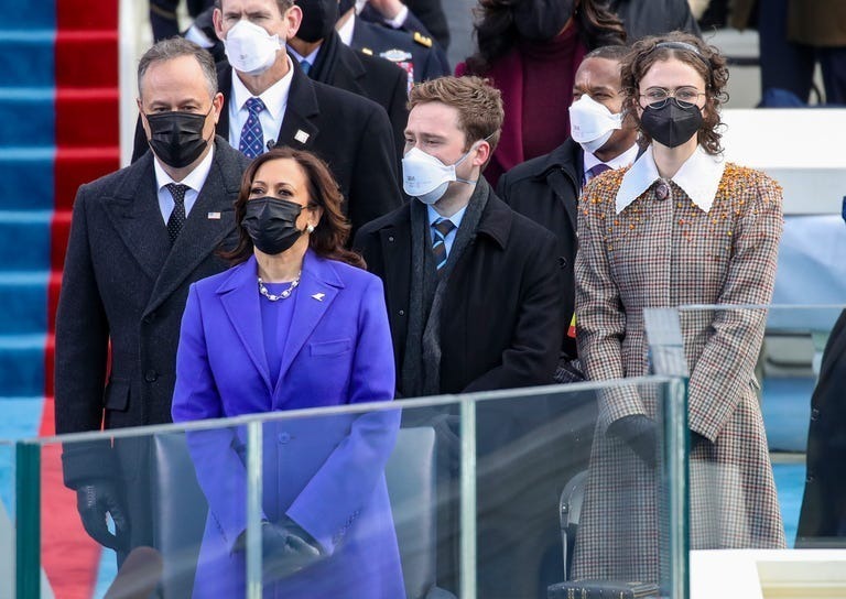 GETTY IMAGES 2021年の大統領就任式で。ダグ・エムホフ（Doug Emhoff）、カマラ・ハリス（Kamala Harris）、コール・エムホフ（Cole Emhoff）、エラ・エムホフ（Ella Emhoff）