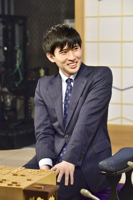 順位戦C級2組へ昇級を決めた将棋の小山怜央四段＝15日午後、東京都内（日本将棋連盟提供）