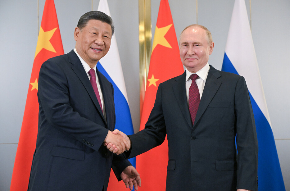 中国の習近平国家主席（左）とロシアのプーチン大統領（右）は３日、上海協力機構首脳会議に合わせ、カザフスタンの首都アスタナで会談した。タス通信などによると、プーチン氏は中ロ関係を「史上最良」と評価した。