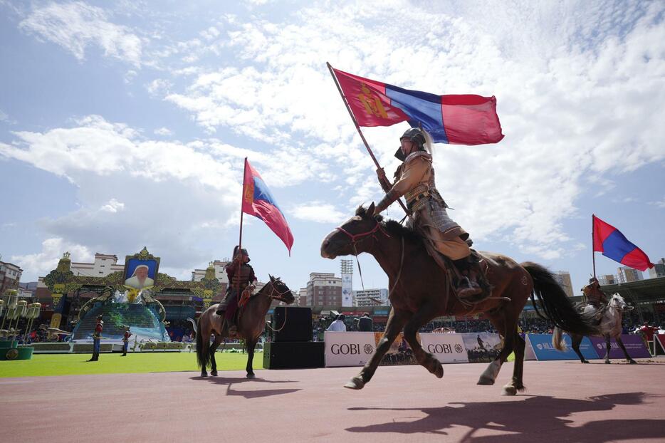 モンゴルの夏のスポーツ祭典「ナーダム」が開幕し、式典で疾走する騎馬隊＝11日、ウランバートル（共同）