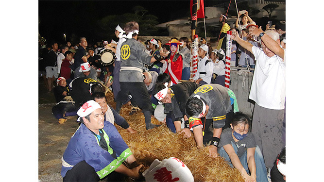 激闘を制した西。東の連覇を阻止した＝27日夜、大阿母御嶽