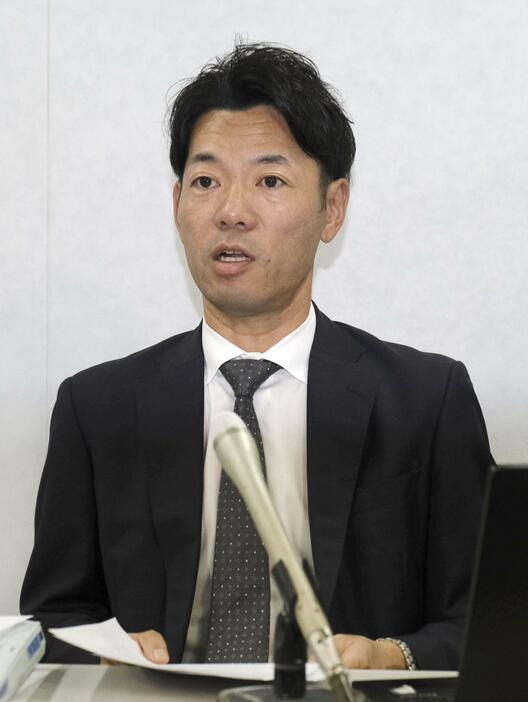 記者会見で今西貴大被告の保釈を報告する担当弁護士＝26日午後、大阪市