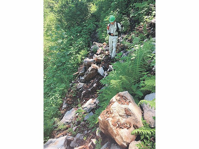 落石と土砂でふさがれた八郎坂登山道＝立山町