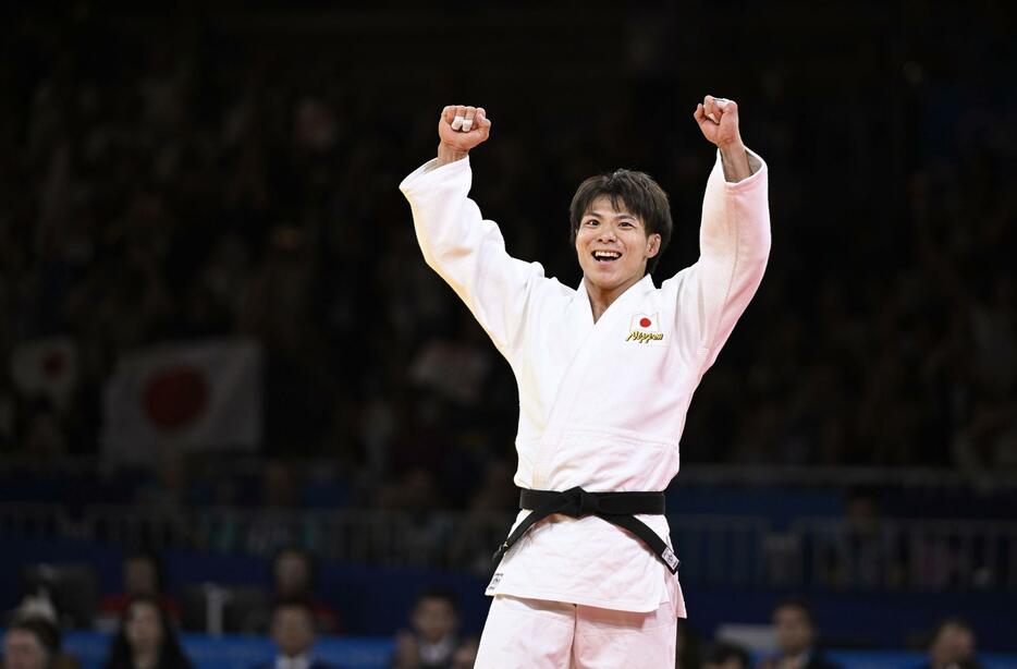 パリ五輪柔道男子66キロ級決勝でブラジル選手に勝利し、五輪2連覇を果たした阿部一二三＝28日、パリ（共同）