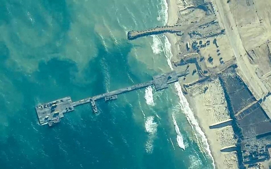 ガザ地区の海岸に固定された浮桟橋（米中央軍提供・ロイター＝共同）