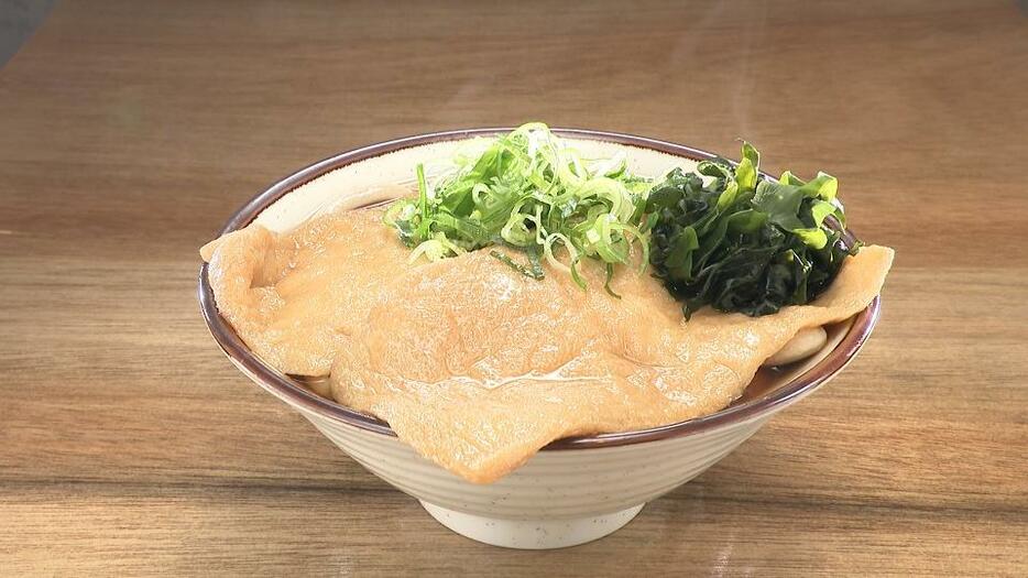 7月9日放送の「ヒューマングルメンタリー オモウマい店」に登場する「Ｗきつねうどん」（800円）＝中京テレビ提供