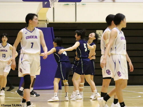 3年ぶりに東海大会を制して喜びに湧く岐阜女子のメンバー [写真]＝田島早苗