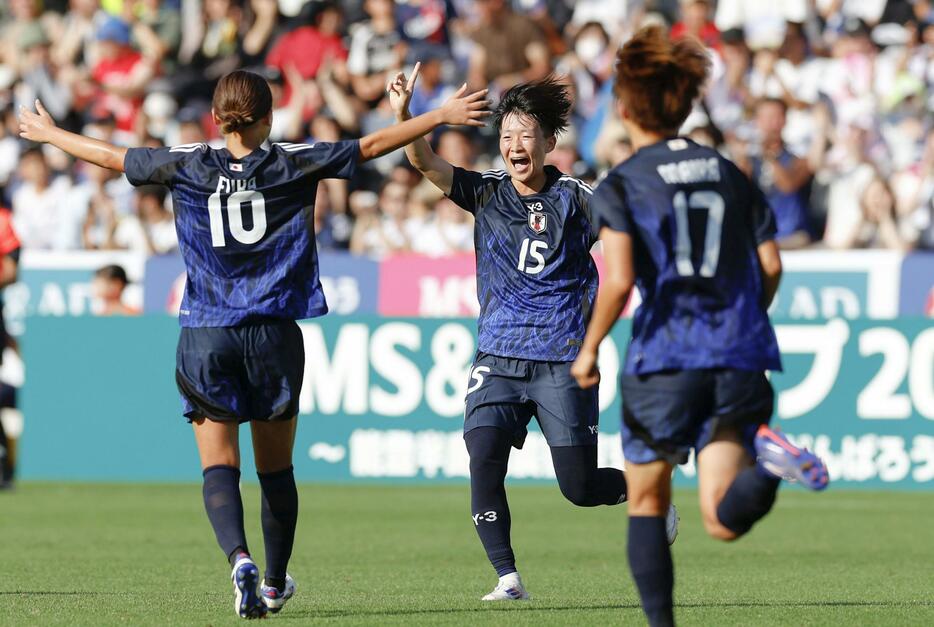 日本―ガーナ　後半、チーム3点目のゴールを決め、駆け出す藤野（中央）＝金沢ゴーゴーカレースタジアム