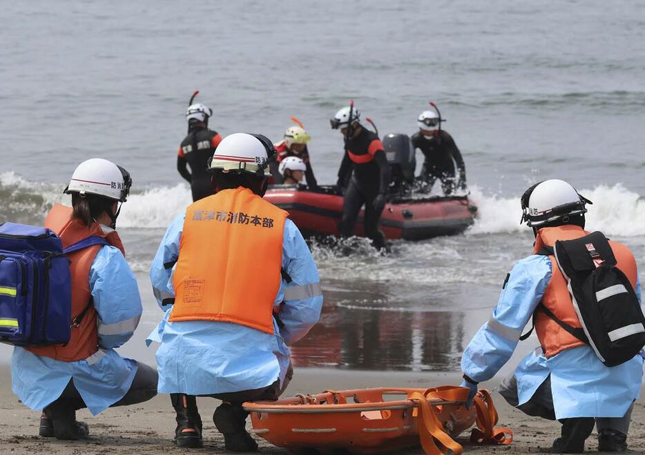 合同訓練は、毎年、海開きの前に行われている。