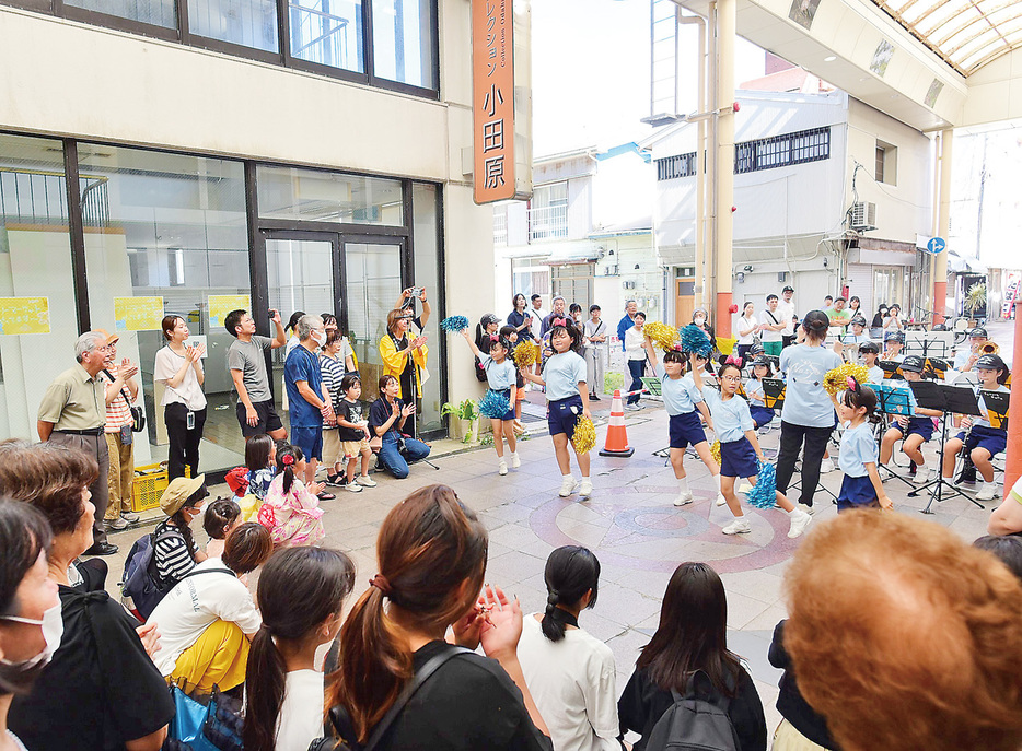 地元児童のミニ演奏会もあった中央通りアーケード60周年記念祭＝20日、鹿児島県奄美市名瀬