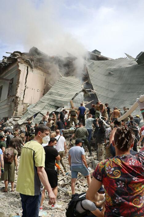 8日、ロシアの攻撃を受け、一部建物が崩壊したウクライナ・キーウの小児病院。多くの人々が救助活動に当たった（共同）