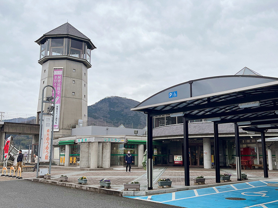 阿波尾鶏の生産加工会社貞光食糧が運営する徳島県の道の駅第一号「貞光ゆうゆう館」