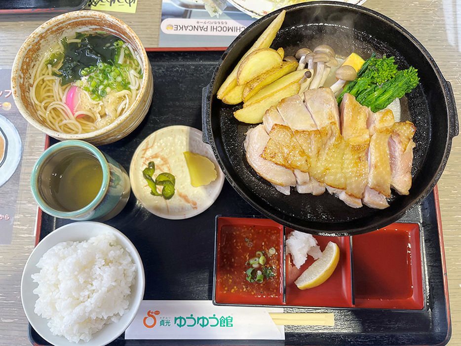 「阿波尾鶏の鉄板焼き定食」1738円