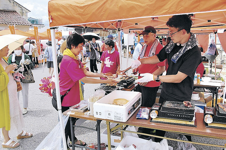 出張輪島朝市などに詰め掛けた家族連れらでにぎわう動橋駅前フェスティバルの会場＝加賀市動橋町