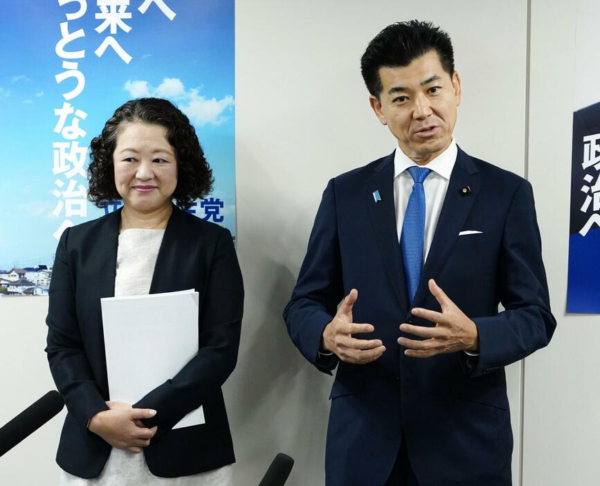 会談を終え、記者団の取材に応じる連合の芳野友子会長（左）と立憲民主党の泉代表＝11日午前、東京・永田町の党本部