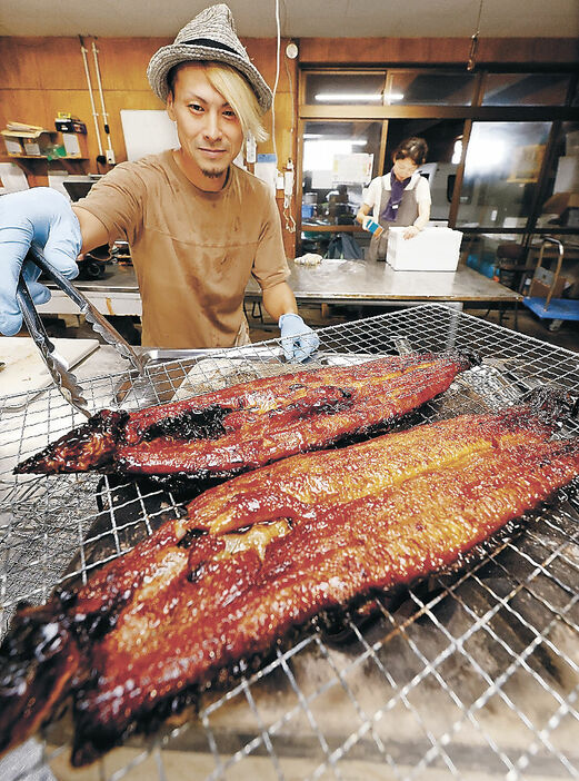 炭火で焼かれる「湯遊うなぎ」＝黒部市生地芦崎の「北洋の館」