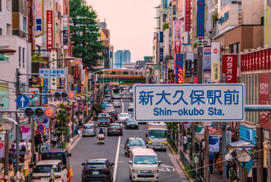 コリアンタウンが広がる新大久保駅から大久保駅までは至近距離