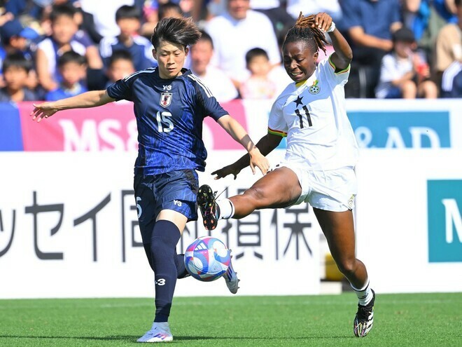 圧巻のFKを叩き込んだ藤野（左）。写真：金子拓弥（サッカーダイジェスト写真部）