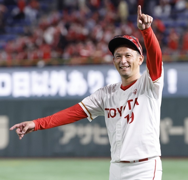 開幕戦で9回サヨナラ勝利。佐竹は試合後、スタンドの大声援にこたえた[写真=田中慎一郎]