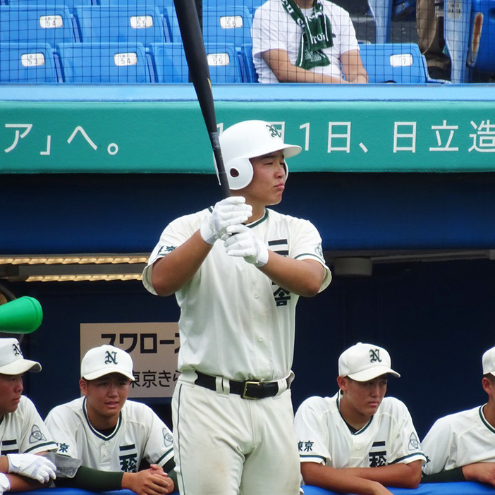 「四番・三塁」の片井は5打数2安打。6回裏には同点の口火となる左前打。チームのサヨナラ勝利を誰よりも喜んだ[写真=BBM]