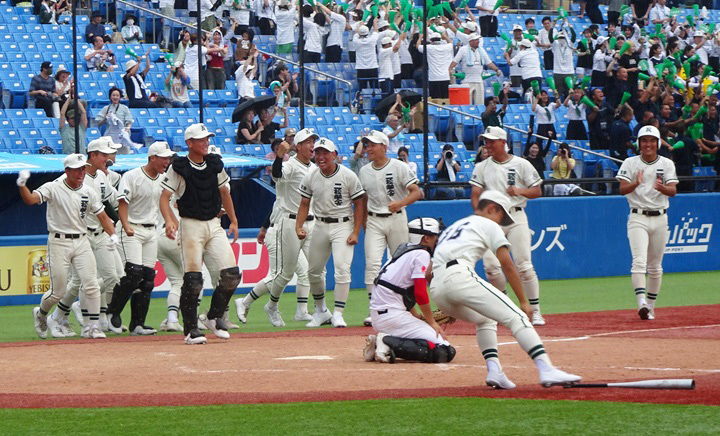 都立の雄・雪谷高との初戦[2回戦]は、延長11回タイブレークでサヨナラ勝ち。2年ぶりの夏の甲子園出場へ辛勝発進となった[写真=BBM]