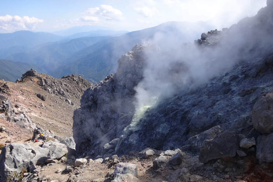 活発に噴気を上げる焼岳の山頂付近