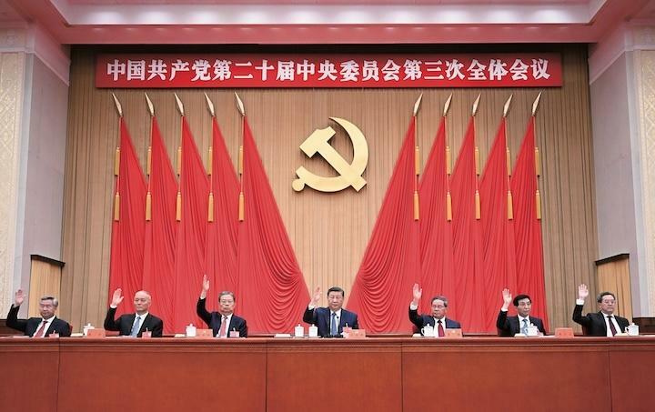 空疎な会議に終わった「3中全会」での習近平（中央、7月18日） XINHUA／AFLO