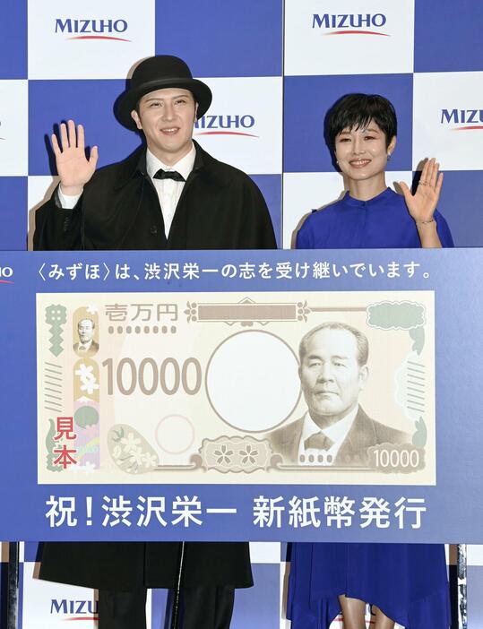新紙幣発行記念イベントで、写真撮影に応じる尾上松也さん（左）と有働由美子さん＝2日午前、東京都千代田区
