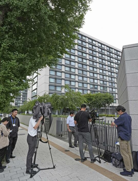 広瀬めぐみ参院議員の事務所が入る議員会館前に集まった報道陣＝30日午前、東京・永田町