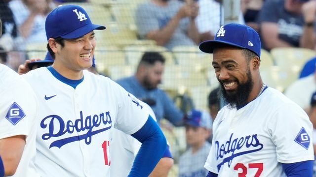 笑い合うドジャースの大谷翔平選手とテオスカー・ヘルナンデス選手(写真：AP/アフロ)