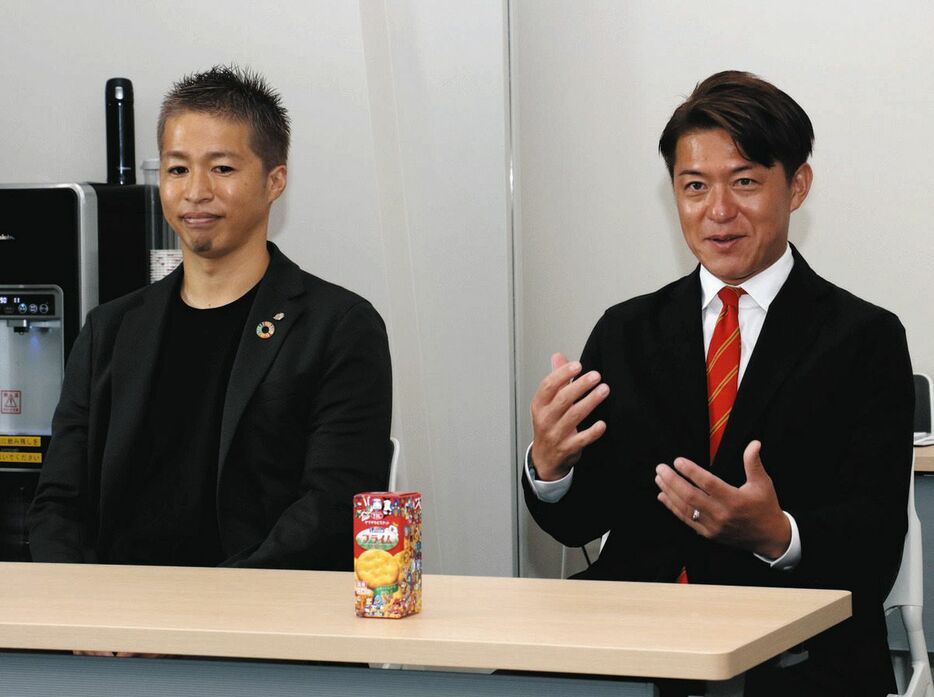 抽選会後に対戦を展望するグランパスＯＢの田中隼磨さん（右）と広島ＯＢの森崎浩司さん