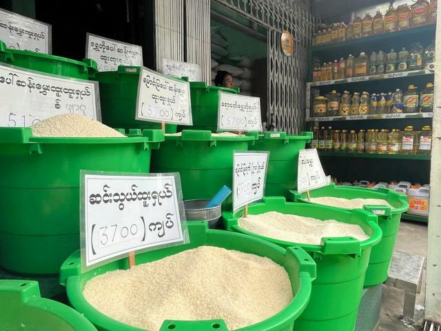ミャンマー最大都市ヤンゴンにある米穀店。低品質から高品質のコメまで、全体的に価格は上がっている=2023年8月28日、ヤンゴン、笠原真撮影