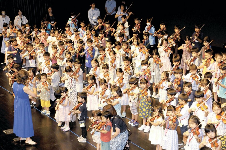 グループレッスンを受けるバイオリン科の子供たち