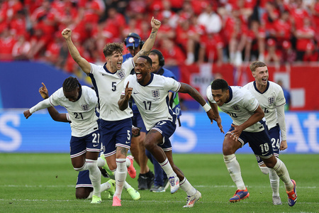 サッカー欧州選手権準々決勝、イングランド対スイス。勝利を喜ぶイングランドの選手（2024年7月6日撮影）。