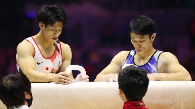 パリ五輪で体操団体に出場する橋本大輝選手と谷川航選手(写真：YUTAKA/アフロスポーツ)