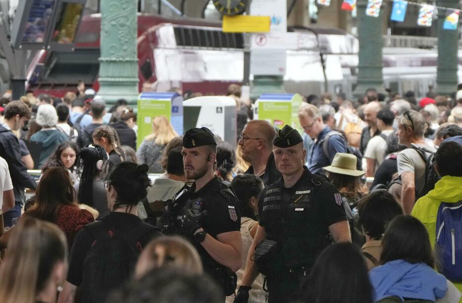 パリ北駅構内で警戒する憲兵隊。高速列車TGVの路線網に大規模な破壊行為があった＝26日、パリ（共同）