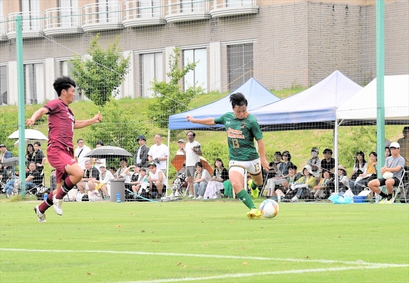 【青森山田―旭川実】大勢の観客を前に、Ｊヴィレッジで白熱した試合を展開する選手