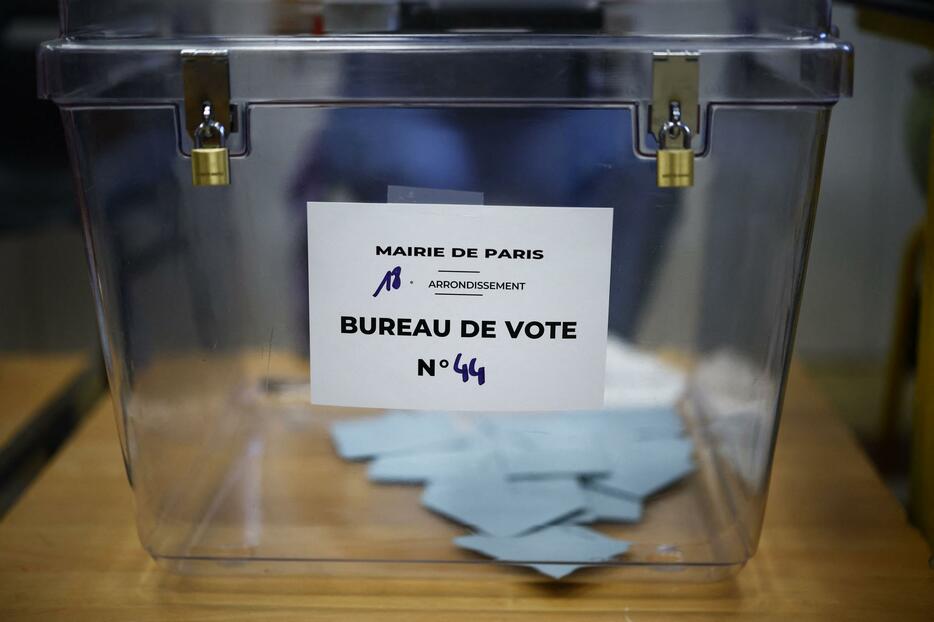 フランス国民議会総選挙の決選投票、投票箱に投じられた票＝7日、パリ（ロイター＝共同）