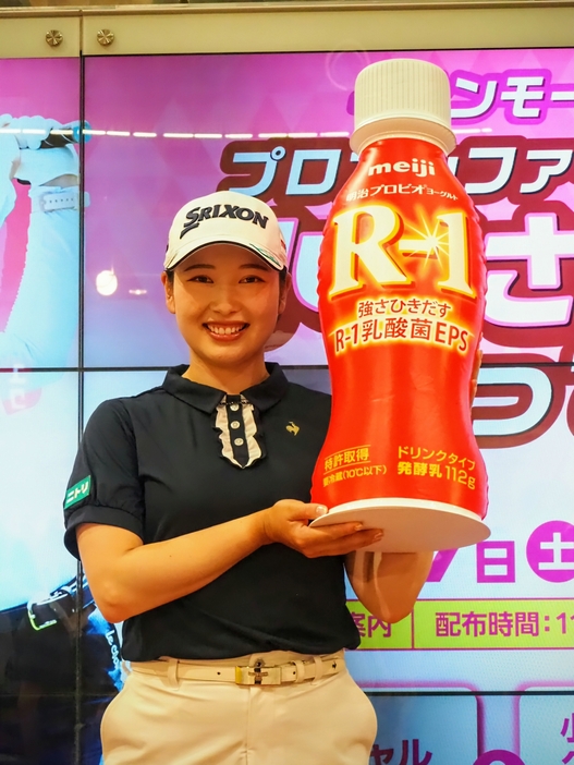 明治さんの商品で一番好きだという「R-1」と。「毎朝必ず飲んでいます。2018年からスポンサー契約を結ぶ明治さんには、ラウンド中の補食のゼリーなど、栄養面でもサポートをしていただいています」